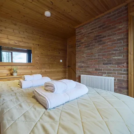 Fieldfare With Hot-tub 卡莱尔